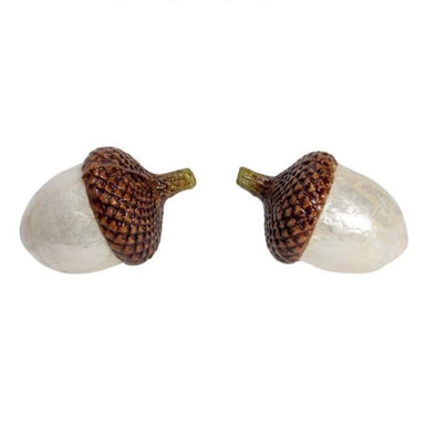 Create a warm home atmosphere with these stunning White Capiz Acorns! Handcrafted from beautiful capiz shell, these lovely decorations bring a touch of autumn to any room. Perfect for adding seasonal flair to your tables, they're sure to be admired by friends and family. The beautiful white color lends itself to the winter/Christmas season too!  Size: 2.75"