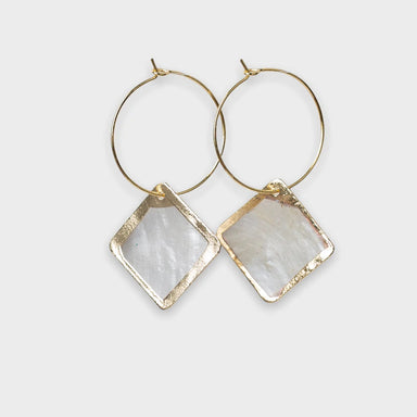 Make an elegant statement with these Capiz Shell Diamond Shape Earrings! Crafted from lightweight capiz shells, they boast a timeless gold edge detail and gold-plated hoops for an added touch of sophistication. Dare to dazzle with these beautiful drop earrings!  1 inch capiz shells, gold dipped edges 1 inch gold-dipped brass hoo