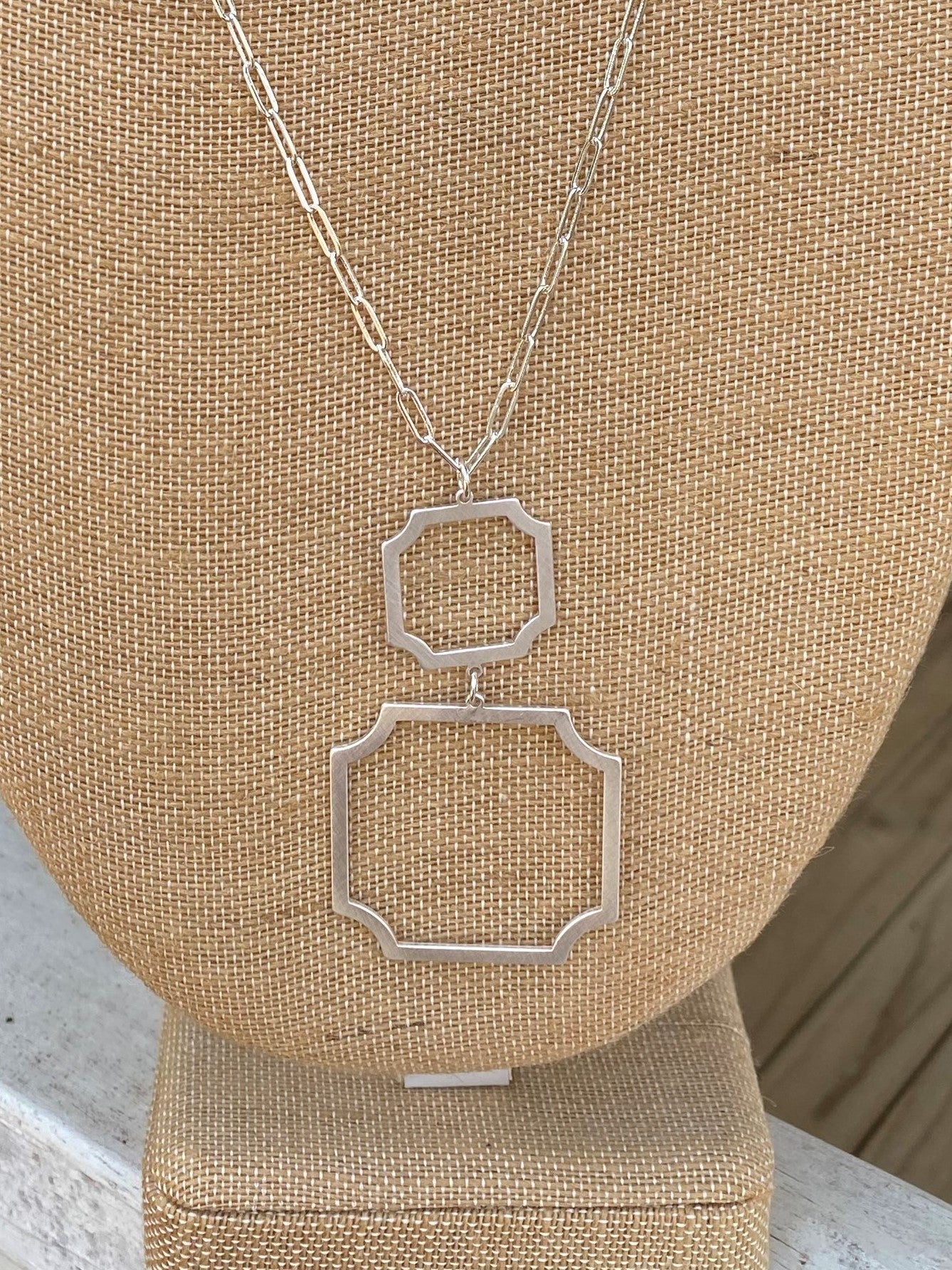 This stunning 35-38" necklace will add a luxurious touch to any outfit. Featuring a silver chain link chain, it is finished with a double drop in unique geometric shapes for a timeless and sophisticated look.