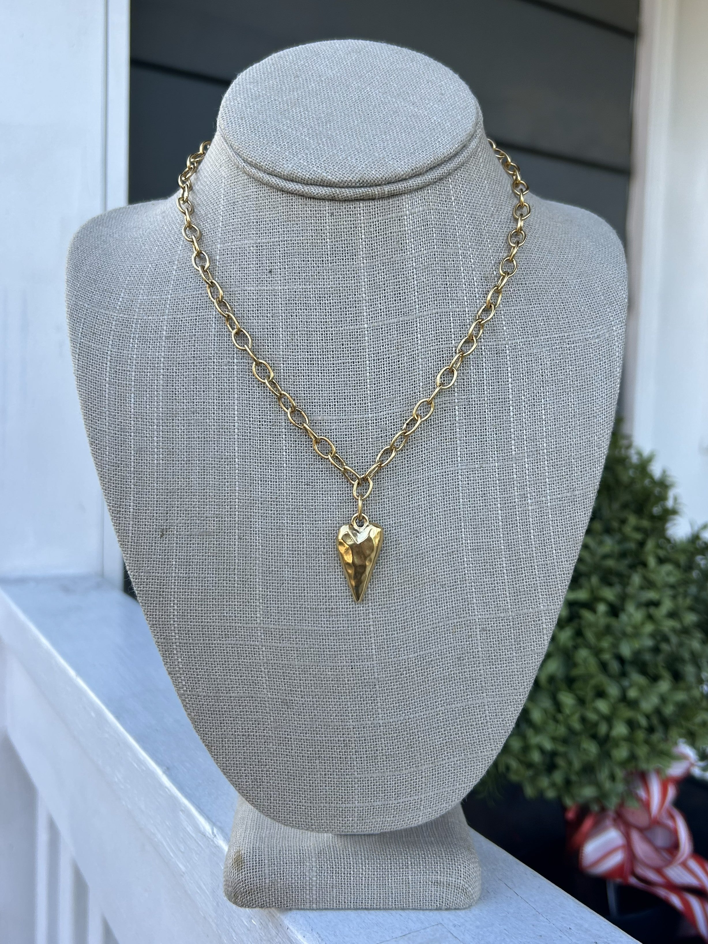 This is a lovely short gold necklace with an elongated heart pendant! The heart pendant has a raised but hammered look. It's a beautiful combination you will love!

Approximate length: 19"