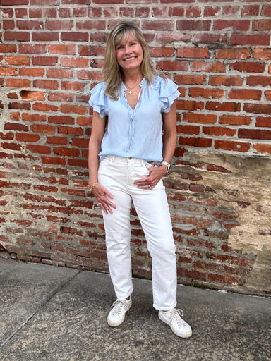 Discover the perfect blend of style and comfort with these white high-rise crop straight jeans. The high-rise waistband provides gentle tummy control while creating a flattering silhouette that enhances your natural shape. Featuring a cropped, straight leg design, these jeans offer a modern aesthetic that works for any season. From casual weekends to summer outings, they pair effortlessly with your favorite pieces for looks you'll love wearing again and again.

Material: 92% Cotton / 6% Polyester / 2% Spand