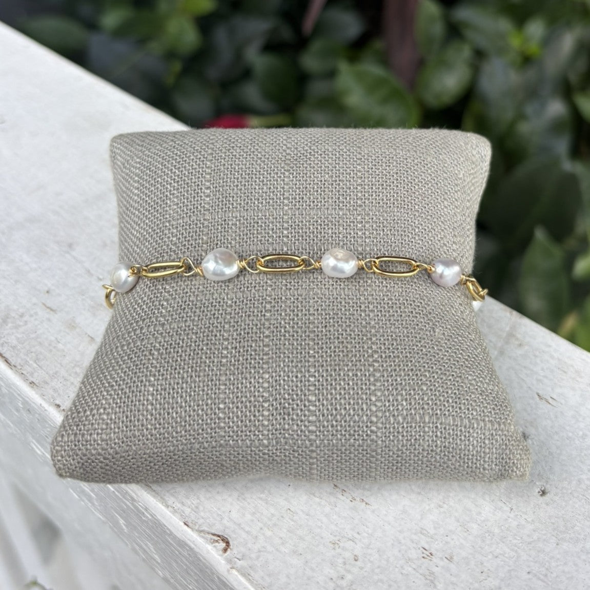 Elegant freshwater pearl bracelet featuring lustrous pearls paired with warm gold-tone chains. This timeless piece effortlessly transitions from everyday wear to special occasions. The adjustable length ensures a comfortable fit for any wrist, making it a versatile addition to your jewelry collection. Perfect for layering or wearing solo.