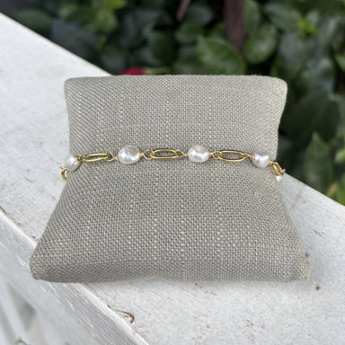 Elegant freshwater pearl bracelet featuring lustrous pearls paired with warm gold-tone chains. This timeless piece effortlessly transitions from everyday wear to special occasions. The adjustable length ensures a comfortable fit for any wrist, making it a versatile addition to your jewelry collection. Perfect for layering or wearing solo.