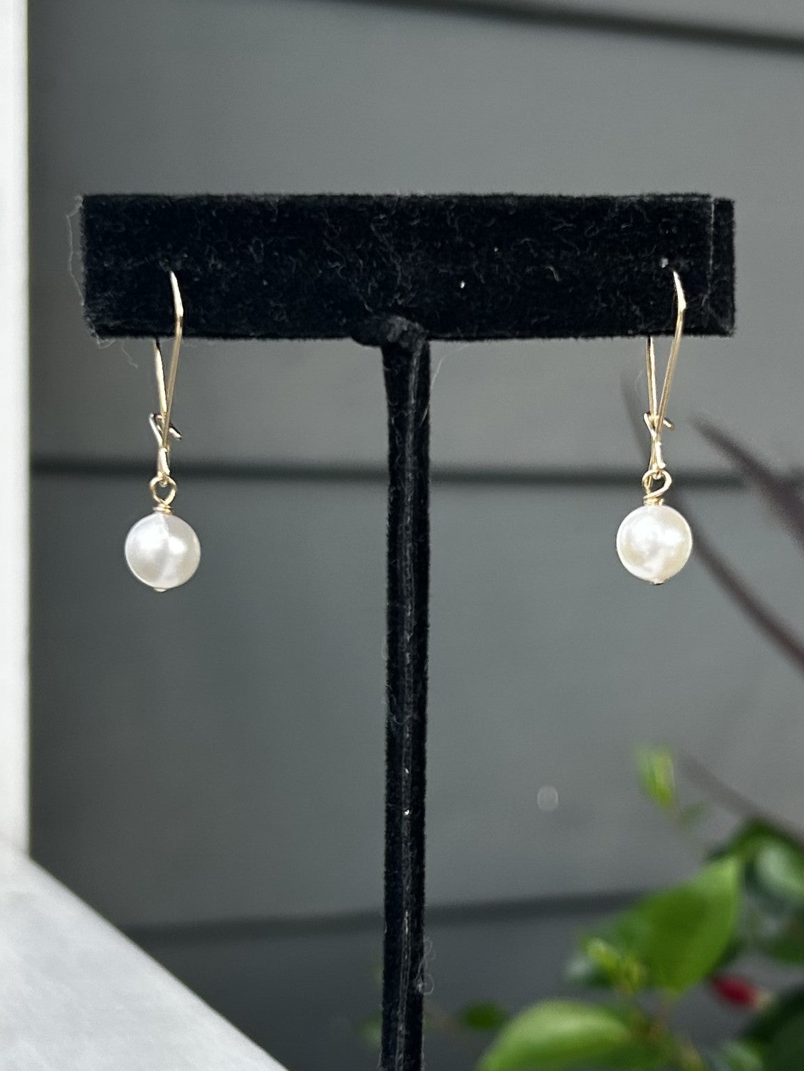 These round pearl earrings are a stunning addition to any outfit. Crafted with gold wired hardware and a dainty design, they are expertly crafted to be both stylish and elegant. The beautiful pearl drops create timeless looks that will have you looking your best.