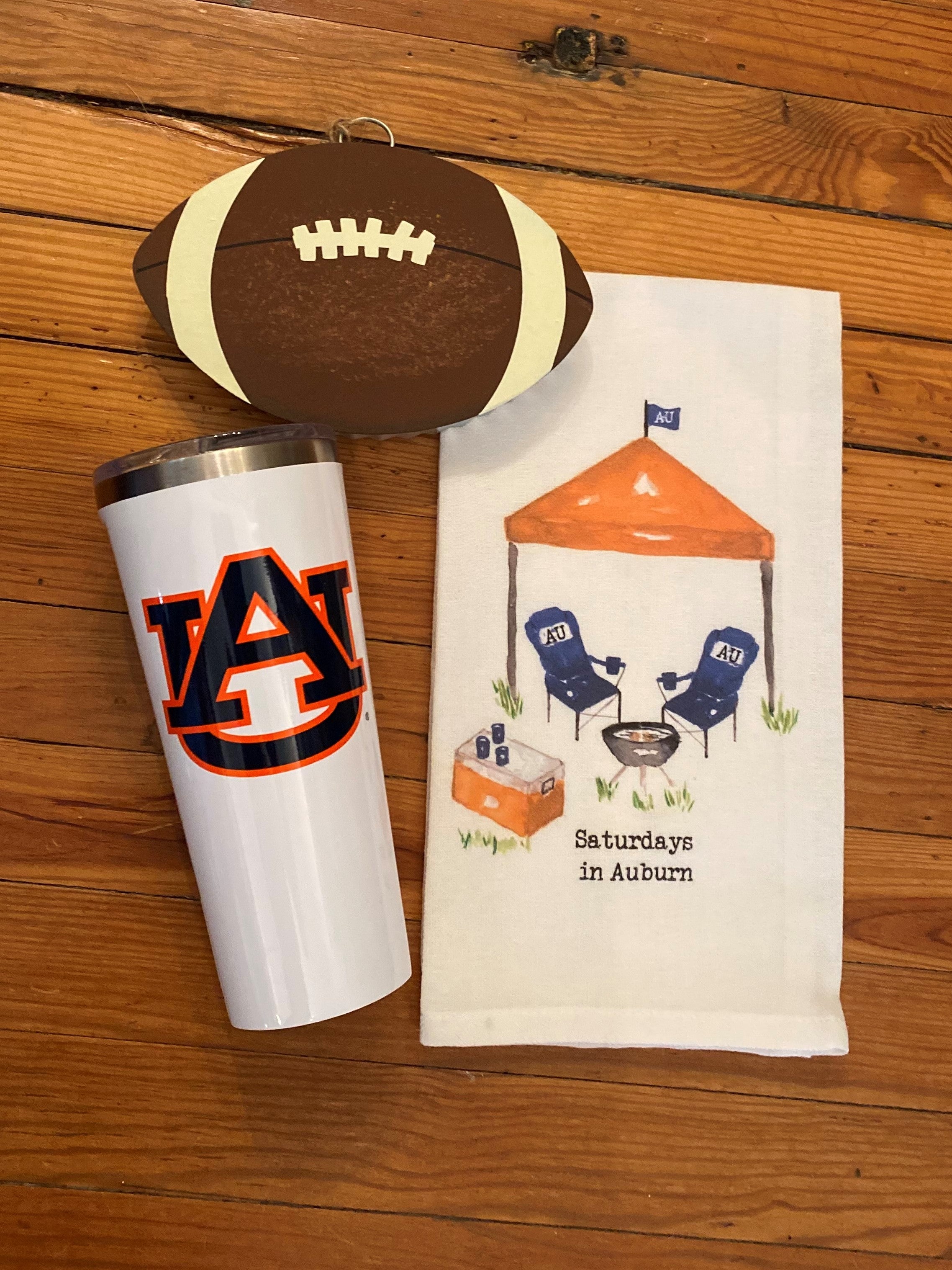 For all of our Auburn students, grads and alumnus you will love this tea towel. It's such a great keepsake and useful too! Tea towels can be hung in the dorm room, kitchen, bath, bar or used as a dinner napkin.  Details:   ​100% Cotton Dimensions 20x25 inch