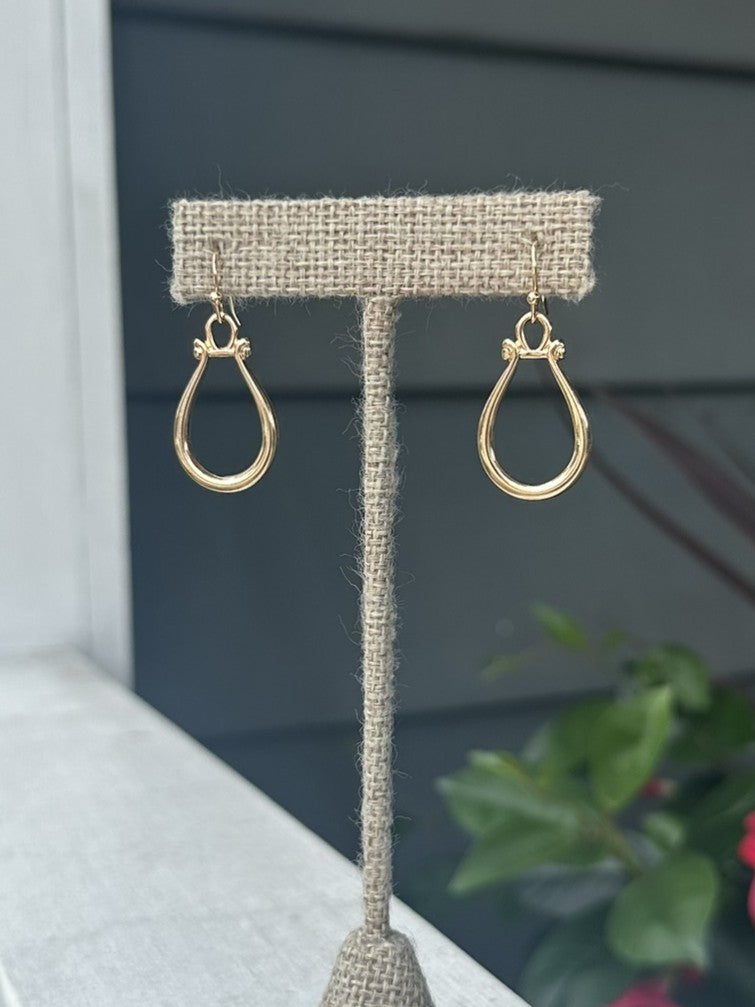 Elegant gold drop earrings that effortlessly transition from day to night. These delicate dangles feature a timeless design that complements any outfit—whether you're dressing up for a special occasion or keeping it casual.