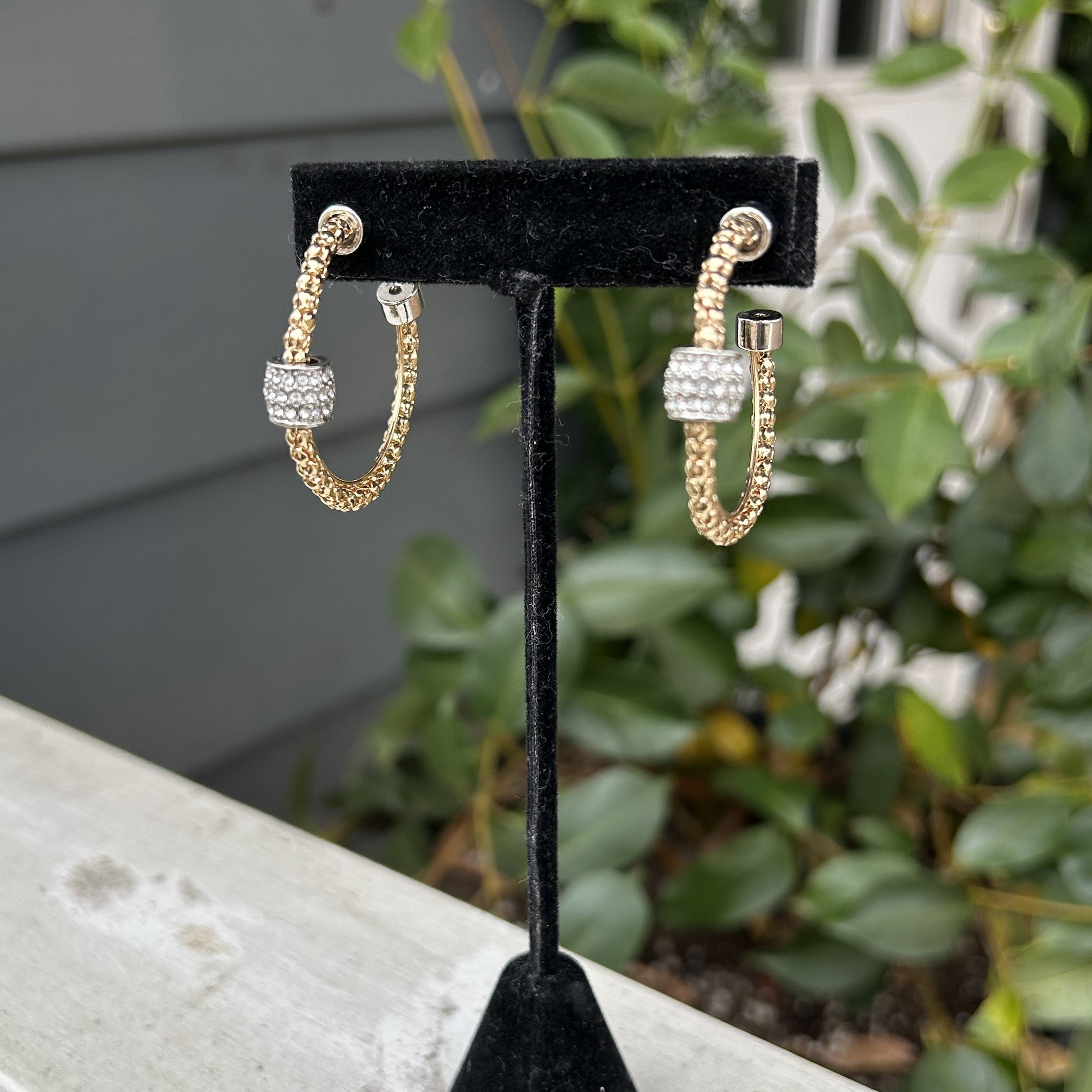Treat yourself to timeless elegance with these stunning gold hoop earrings, featuring a dazzling, Pava diamond tube charm. Put an elegant finishing touch on your outfit with these sophisticated stud earrings - sure to be a staple piece in your jewelry collection!