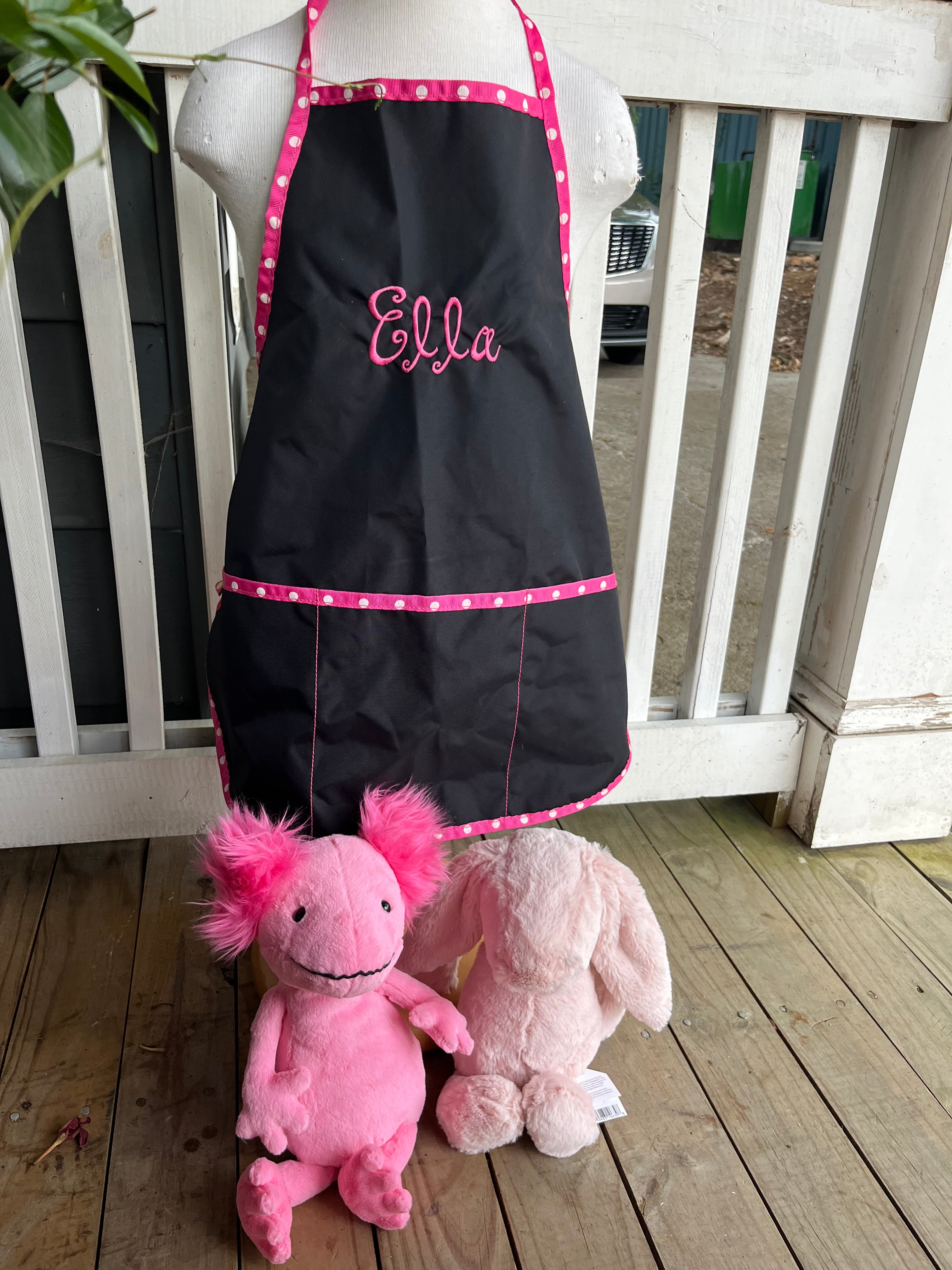 This art smock/apron is perfect for your child's creative endeavors with its easy-to-clean material and three front pockets. With cute color combinations, it's sure to inspire and protect your little artist during painting and other crafts. Make cleanup a breeze and let their imagination run wild!