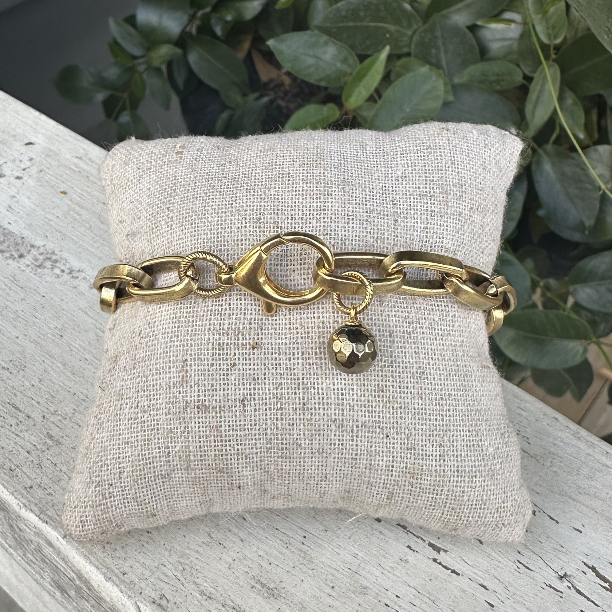 Add a touch of elegance to any outfit with our Long Link Chunky Chain Bracelet w/ Bead Charm. Crafted with a chunky gold chain and a faceted gold charm, this timeless piece is the perfect combination of sophistication and style. The clasp closure ensures a secure fit for all-day wear.&nbsp;