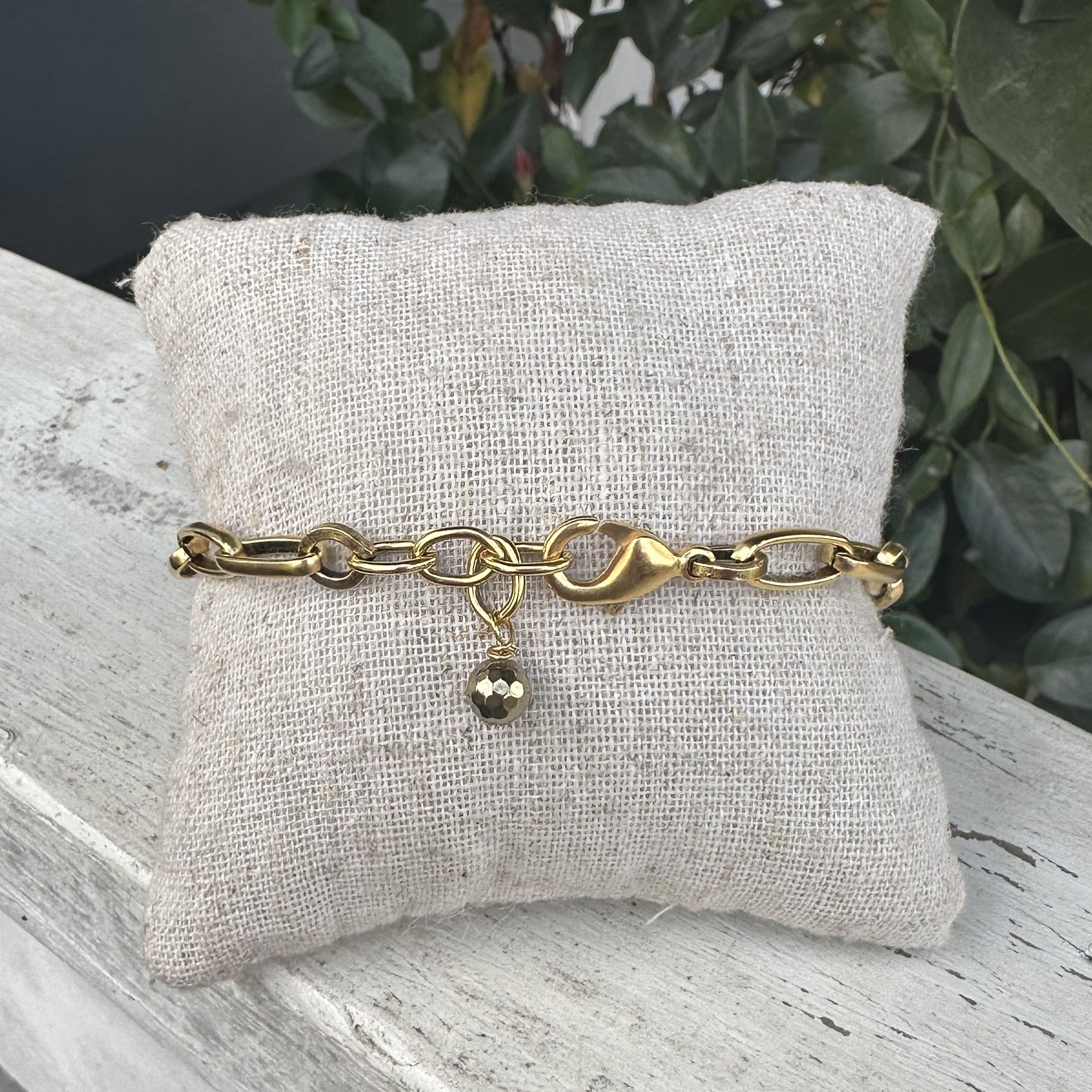 This elegant long chain link bracelet boasts a beautiful gold faceted bead charm, adding a touch of luxury to any outfit. The sleek design is sure to catch the eye.&nbsp;