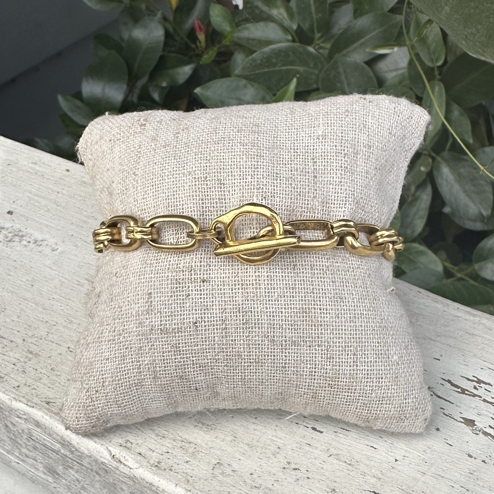 This Chunky Chain Bracelet with T-bar Closure adds a bold touch to any outfit. The chunky gold chain links add a striking look. The T-bar closure ensures a secure fit.&nbsp;