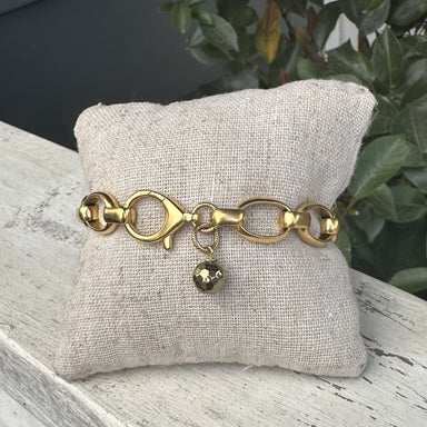 Add a touch of elegance to any outfit with our Oval Link Chunky Chain Bracelet w/ Bead Charm. Crafted with a chunky gold chain and a faceted gold charm, this timeless piece is the perfect combination of sophistication and style. The clasp closure ensures a secure fit for all-day wear.&nbsp;