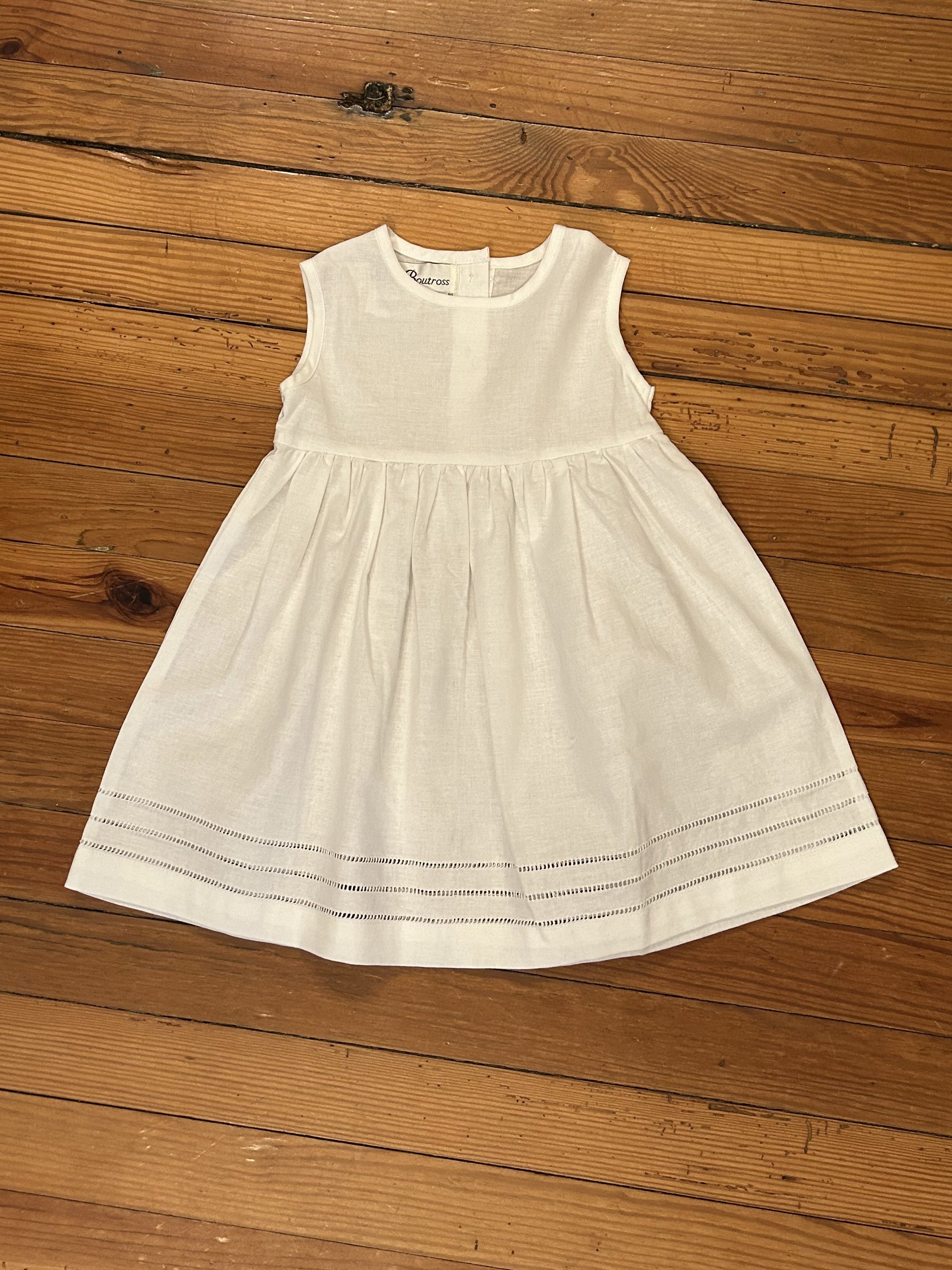The Sleeveless Gathered Baby Dress with Hem Stitching is a precious addition to any little one's wardrobe. The gathered bodice and elegant hem stitching make this white dress perfect for special occasions like baptisms.

Color: White

Material: 55% Linen / 45% Cotton