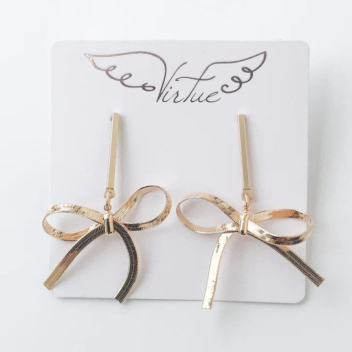 Indulge in the delicate elegance of our Snake Chain Bow Earrings. These post earrings feature a lovely snake chain beautifully tied in a bow, adding a touch of sophistication to any outfit. Perfect for any dressy or fun occasion, these earrings are a must-have!  Nickel & Lead Free