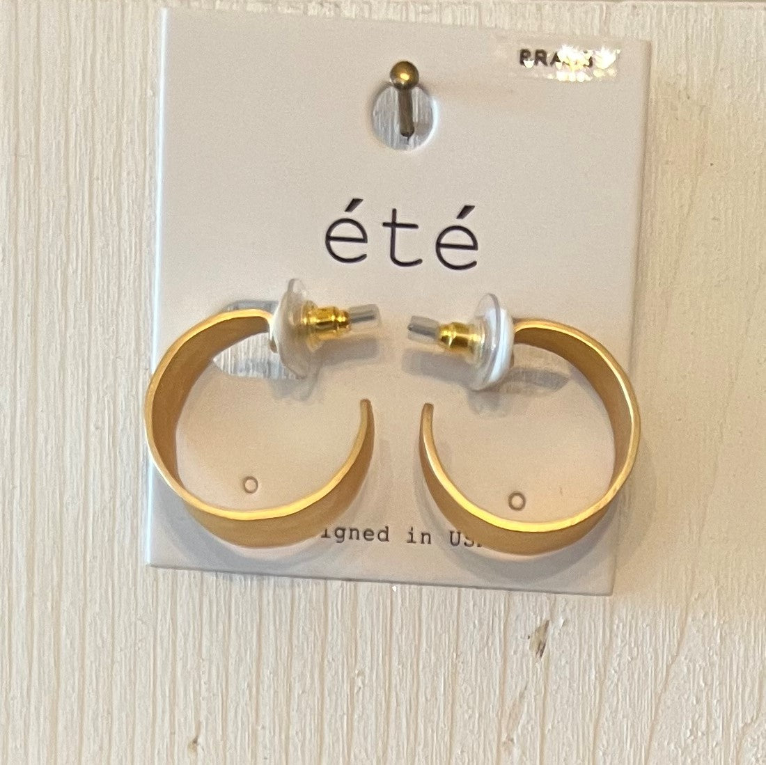 These hoop earrings are such a staple piece that everyone needs! They are posts with a hammered matte finish, and are 1" in diameter. A must have for your jewelry chest!