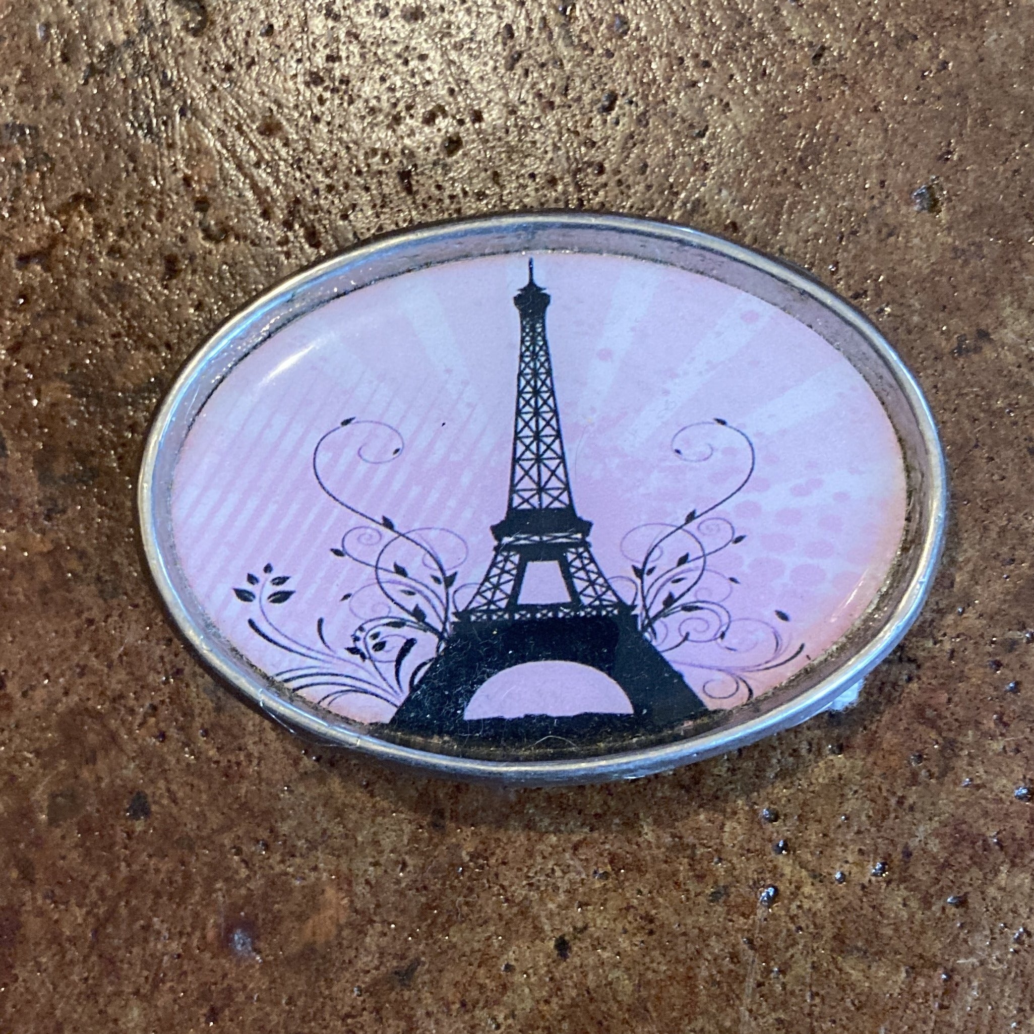 Princess & Butch - Belt Buckles: Eiffel tower on pink background